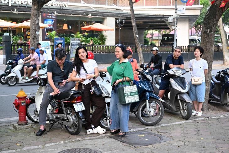 Hình ảnh sĩ tử Hà Nội trước giờ làm bài thi môn Toán lớp 10- Ảnh 16. Hình ảnh sĩ tử Hà Nội trước giờ làm bài thi môn Toán lớp 10- Ảnh 16.