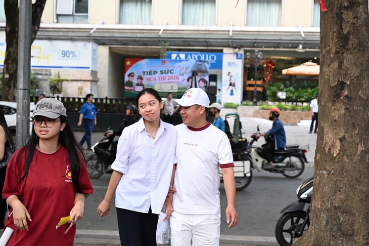 Hình ảnh sĩ tử Hà Nội trước giờ làm bài thi môn Toán lớp 10- Ảnh 4. Hình ảnh sĩ tử Hà Nội trước giờ làm bài thi môn Toán lớp 10- Ảnh 4.