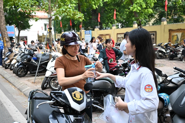 Hình ảnh sĩ tử Hà Nội trước giờ làm bài thi môn Toán lớp 10- Ảnh 5. Hình ảnh sĩ tử Hà Nội trước giờ làm bài thi môn Toán lớp 10- Ảnh 5.