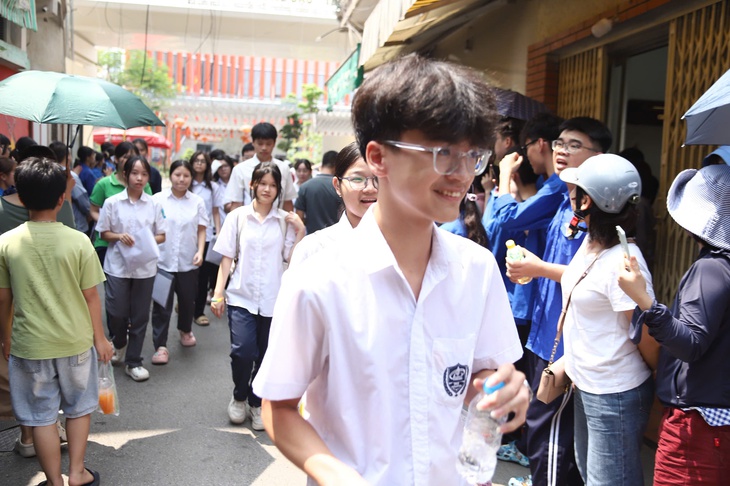Đề thi môn Toán tuyển sinh vào lớp 10 tại Hà Nội năm 2026: Thí sinh đánh giá thế nào?- Ảnh 4.