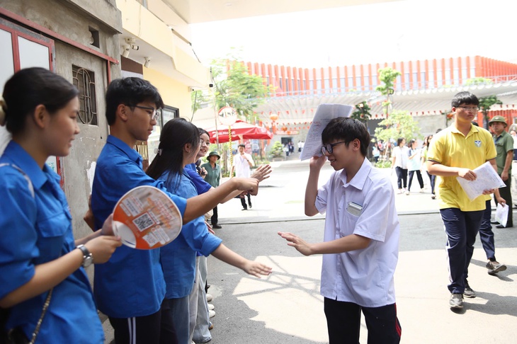 Đề thi môn Toán tuyển sinh vào lớp 10 tại Hà Nội năm 2026: Thí sinh đánh giá thế nào?- Ảnh 7.