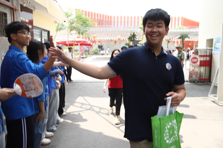 Đề thi môn Toán tuyển sinh vào lớp 10 tại Hà Nội năm 2026: Thí sinh đánh giá thế nào?- Ảnh 6.