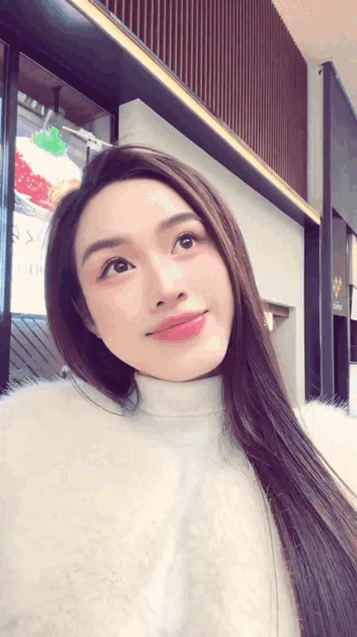 Vợ chồng Đỗ Thị Hà gây chú ý trên đường phố Nhật Bản- Ảnh 1.