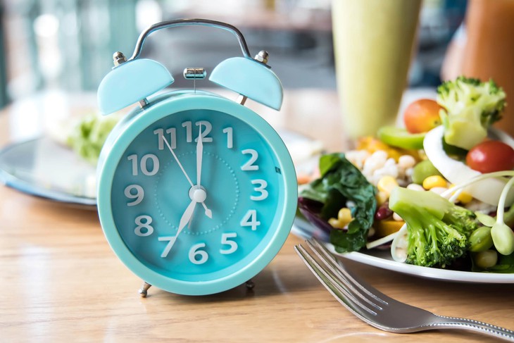 Nhịn ăn gián đoạn có phù hợp với phụ nữ tiền mãn kinh?- Ảnh 1.