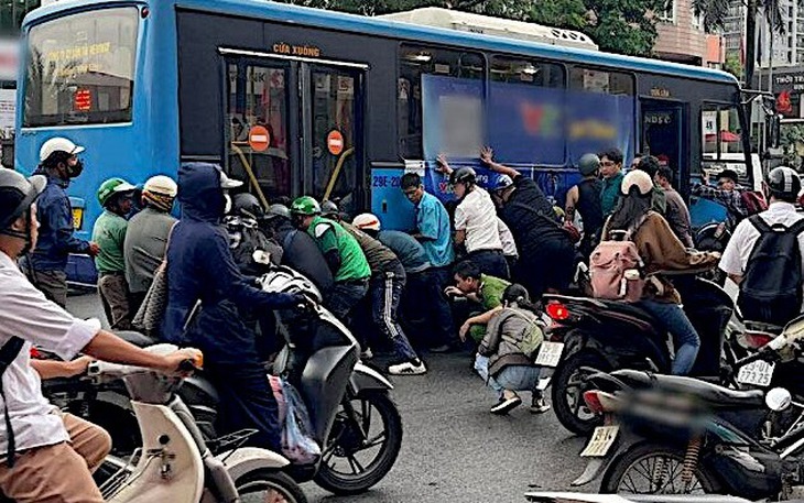 Tai nạn liên hoàn 10 xe tại Hà Nội: Tài xế được cứu ra khỏi phương tiện đã biến dạng- Ảnh 1.
