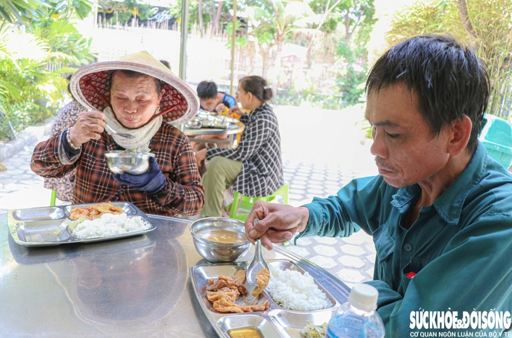 Giá thực phẩm tăng, quán cơm 2.000 đồng vẫn 'giữ lửa' vì người nghèo- Ảnh 3.