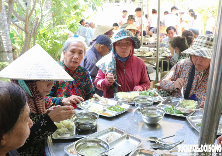Giá thực phẩm tăng, quán cơm 2.000 đồng vẫn 'giữ lửa' vì người nghèo- Ảnh 1.