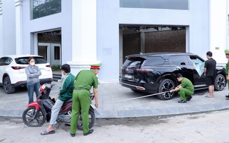 Hàng loạt ô tô bị đập kính trước chung cư ở Nghệ An - Ảnh 4.