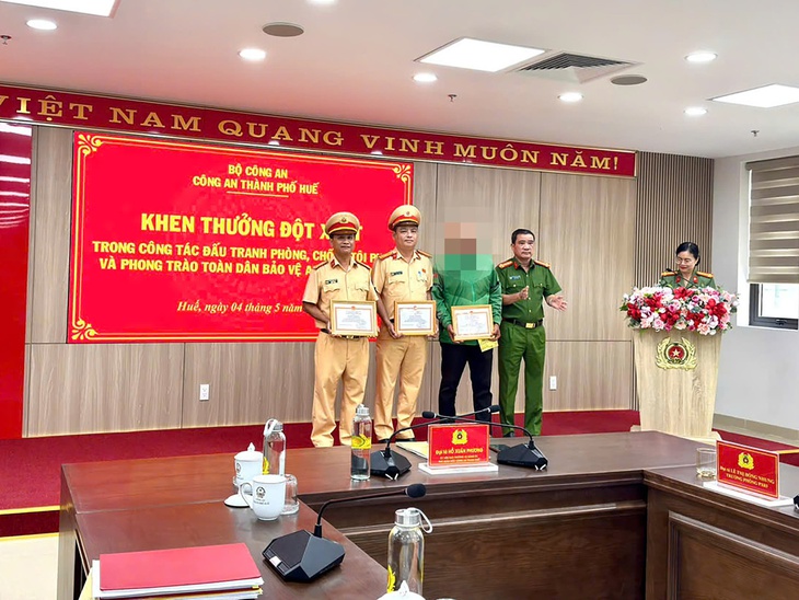 Tài xế xe ôm công nghệ cùng CSGT tóm gọn kẻ trộm tài sản ở công viên- Ảnh 1.