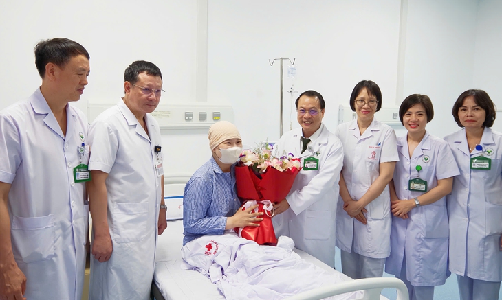 Ghép tủy giành sự sống cho bệnh nhân u lympho từng 'trắng' miễn dịch- Ảnh 1.