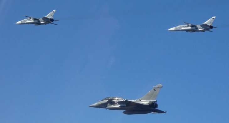 Tiêm kích Rafale Pháp chặn Su-24 Nga trên biển Baltic- Ảnh 1.