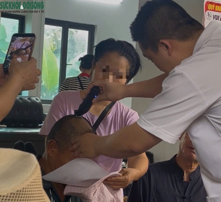 Đình chỉ cơ sở chữa 'bách bệnh' bằng 'giác hơi hút máu' ở Hà Nội- Ảnh 2. Đình chỉ cơ sở chữa 'bách bệnh' bằng 'giác hơi hút máu' ở Hà Nội- Ảnh 2.