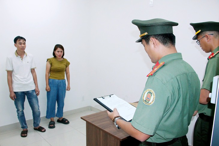 Khởi tố vợ chồng doanh nhân tổ chức cho người nước ngoài lưu trú trái phép tại Việt Nam- Ảnh 1.