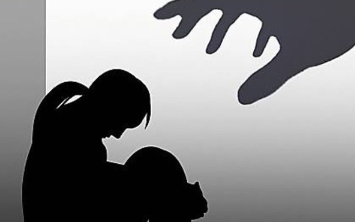 Bé gái 4 tuổi tử vong sau nhiều ngày bị mẹ và cha dượng bạo hành- Ảnh 1.