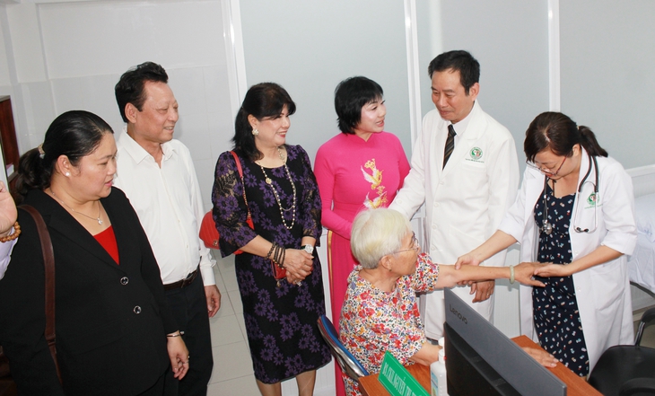Khi doanh nhân và thầy thuốc cùng ‘gánh’ nỗi lo sức khỏe cho người yếu thế- Ảnh 1.