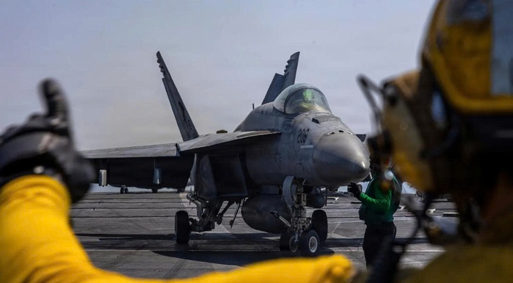 Tiêm kích F/A-18 Super Hornet Mỹ vô hiệu hóa tàu Iran vượt phong tỏa- Ảnh 1. Tiêm kích F/A-18 Super Hornet Mỹ vô hiệu hóa tàu Iran vượt phong tỏa- Ảnh 1.