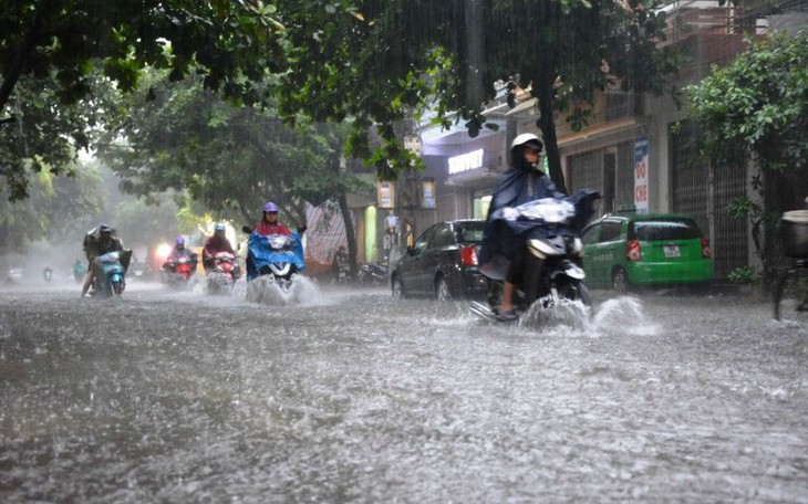 Mưa dông lại làm tốc mái hàng trăm ngôi nhà và hơn 400ha hoa màu bị thiệt hại- Ảnh 2.