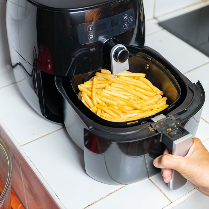 Lời khuyên dành cho những gia đình đang dùng nồi chiên không dầu- Ảnh 1.