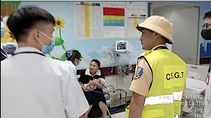 Bé sơ sinh 11 ngày tuổi co giật, tím tái trên cao tốc, CSGT lập tức mở đường- Ảnh 2. Bé sơ sinh 11 ngày tuổi co giật, tím tái trên cao tốc, CSGT lập tức mở đường- Ảnh 2.