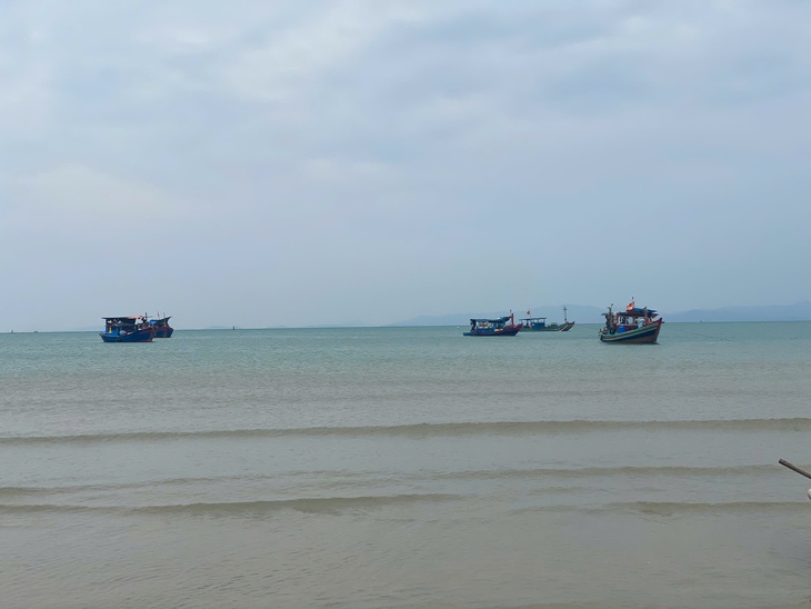 Cứu kịp thời 4 ngư dân gặp nạn trên vùng biển Cô Tô- Ảnh 1.