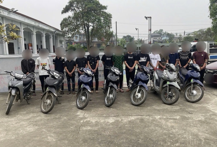 Khởi tố 14 thanh thiếu niên mang dao, kiếm truy đuổi người đi đường trong đêm- Ảnh 1. Khởi tố 14 thanh thiếu niên mang dao, kiếm truy đuổi người đi đường trong đêm- Ảnh 1.