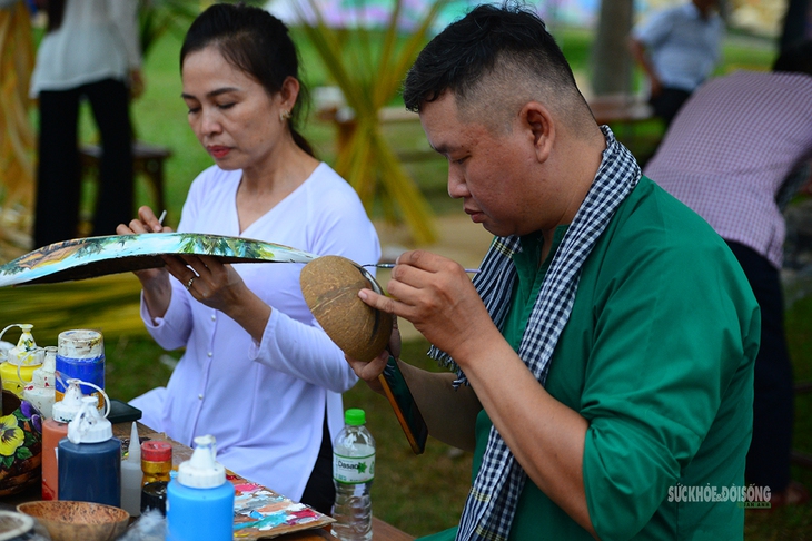 Hồi sinh lá dừa, vỏ dừa thành thế giới tuổi thơ- Ảnh 1. Hồi sinh lá dừa, vỏ dừa thành thế giới tuổi thơ- Ảnh 1.