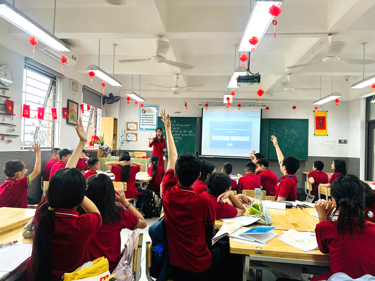 Giáo viên Hà Nội trước cơ hội nhận thu nhập tăng thêm- Ảnh 1. Giáo viên Hà Nội trước cơ hội nhận thu nhập tăng thêm- Ảnh 1.