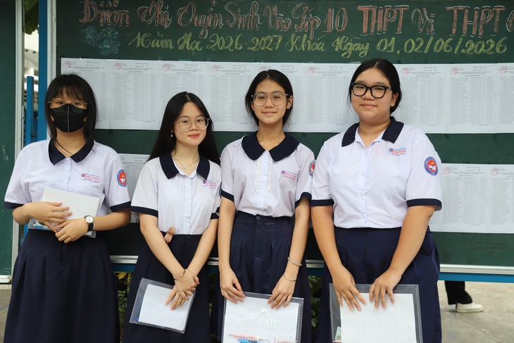 TPHCM: Phụ huynh thấp thỏm, thí sinh quyết tâm trong kỳ thi lớp 10 lớn nhất từ trước tới nay- Ảnh 3. TPHCM: Phụ huynh thấp thỏm, thí sinh quyết tâm trong kỳ thi lớp 10 lớn nhất từ trước tới nay- Ảnh 3.