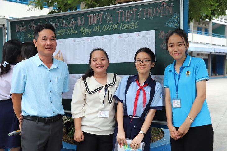 TPHCM: Phụ huynh thấp thỏm, thí sinh quyết tâm trong kỳ thi lớp 10 lớn nhất từ trước tới nay- Ảnh 5. TPHCM: Phụ huynh thấp thỏm, thí sinh quyết tâm trong kỳ thi lớp 10 lớn nhất từ trước tới nay- Ảnh 5.