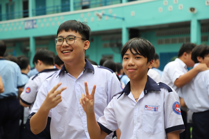 TPHCM: Phụ huynh thấp thỏm, thí sinh quyết tâm trong kỳ thi lớp 10 lớn nhất từ trước tới nay- Ảnh 4. TPHCM: Phụ huynh thấp thỏm, thí sinh quyết tâm trong kỳ thi lớp 10 lớn nhất từ trước tới nay- Ảnh 4.