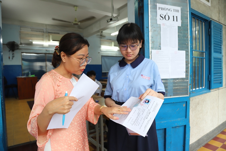 TPHCM: Phụ huynh thấp thỏm, thí sinh quyết tâm trong kỳ thi lớp 10 lớn nhất từ trước tới nay- Ảnh 7. TPHCM: Phụ huynh thấp thỏm, thí sinh quyết tâm trong kỳ thi lớp 10 lớn nhất từ trước tới nay- Ảnh 7.
