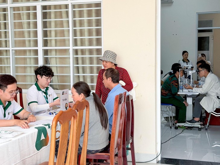 Bệnh viện Mắt Á Châu tầm soát bệnh lý mắt cho người dân Long Hải- Ảnh 1. Bệnh viện Mắt Á Châu tầm soát bệnh lý mắt cho người dân Long Hải- Ảnh 1.