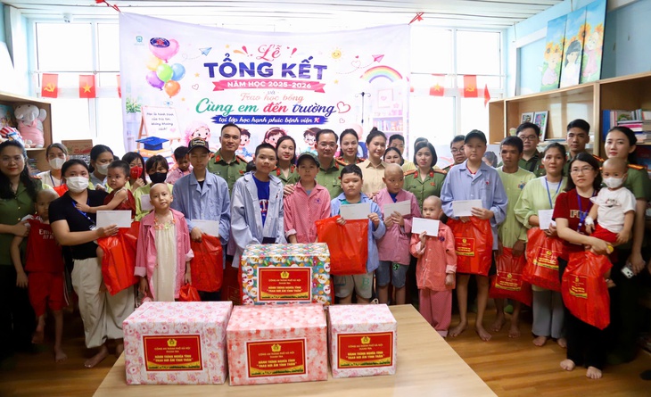 Hơn 2 tỷ đồng và ngàn phần quà tiếp sức 'chiến binh nhí' tại Bệnh viện K dịp Quốc tế Thiếu nhi- Ảnh 1. Hơn 2 tỷ đồng và ngàn phần quà tiếp sức 'chiến binh nhí' tại Bệnh viện K dịp Quốc tế Thiếu nhi- Ảnh 1.