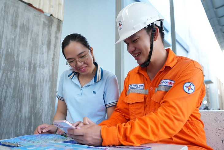 TPHCM yêu cầu tiết kiệm điện mạnh hơn trong mùa nắng nóng, khuyến khích lắp điện mặt trời mái nhà- Ảnh 1. TPHCM yêu cầu tiết kiệm điện mạnh hơn trong mùa nắng nóng, khuyến khích lắp điện mặt trời mái nhà- Ảnh 1.