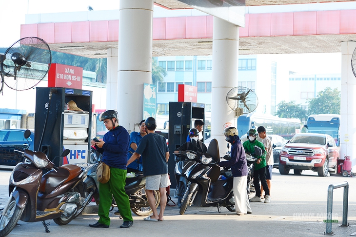 Ngày đầu xăng E10 chính thức bán ra thị trường- Ảnh 1. Ngày đầu xăng E10 chính thức bán ra thị trường- Ảnh 1.