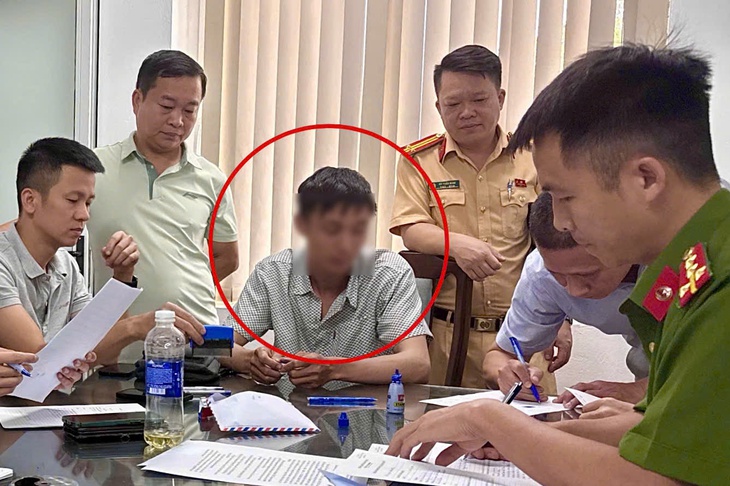 Hà Nội: Thí sinh giấu camera cúc áo, tai nghe siêu nhỏ để gian lận thi bằng lái xe- Ảnh 1.