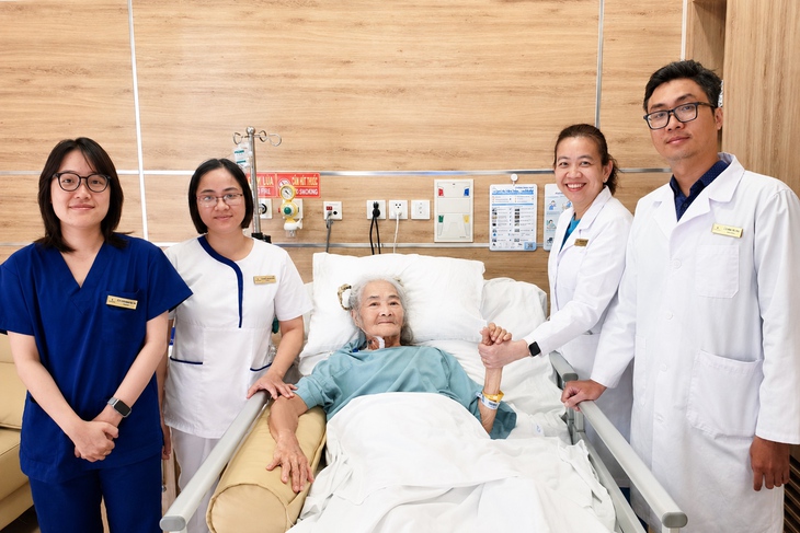 Vinmec Central Park cứu sống hai cụ bà U90 và U100 tuổi bị đột quỵ nhồi máu não nghiêm trọng- Ảnh 2.