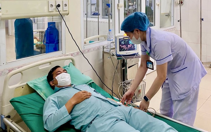 Nhặt cá nóc chết bên bờ biển nướng ăn, người đàn ông nhập viện - Ảnh 3.
