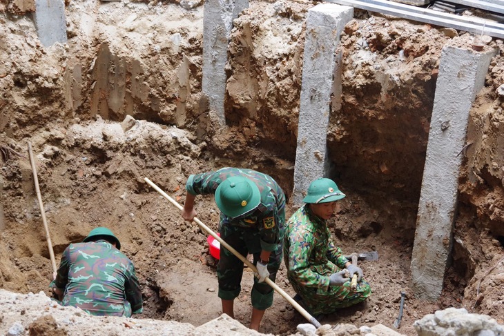 Sử dụng thiết bị hiện đại tìm kiếm hài cốt liệt sĩ trong khuôn viên bệnh viện - Ảnh 1.