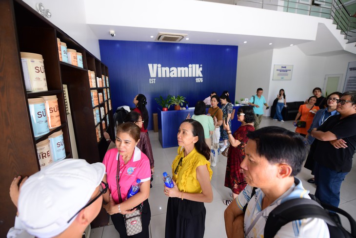 Vinamilk đón thế hệ 'đồng niên' tham quan nhà máy với lời hứa chăm sóc sức khỏe bằng dinh dưỡng chất lượng- Ảnh 2.