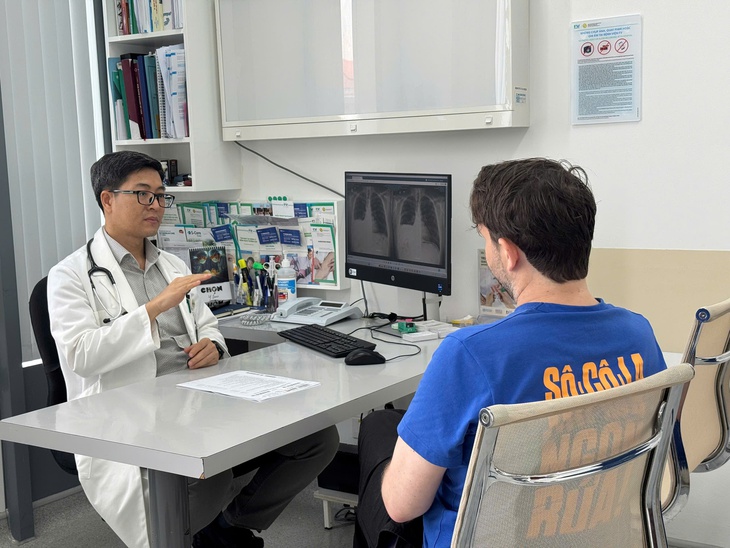 Ho ra máu vì ổ viêm phổi tái phát, người đàn ông Mỹ được bác sĩ FV cứu sống bằng phẫu thuật robot- Ảnh 1.