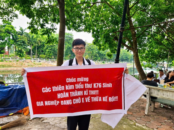 Không phải thi tốt nghiệp, nam sinh đạt giải Nhất quốc gia môn Sinh học làm băng rôn đến điểm thi cổ vũ sĩ tử - Ảnh 1.