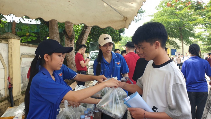 Ấm lòng những suất cơm tiếp sức sĩ tử vượt vũ môn- Ảnh 1.