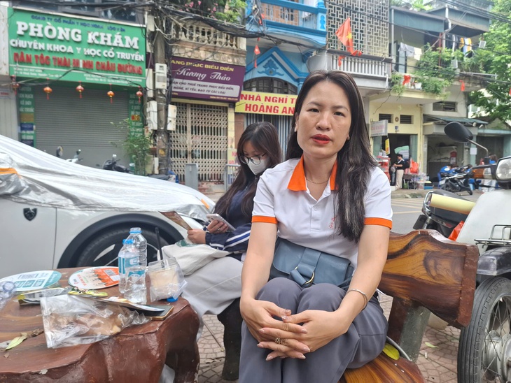 Người cha 18 năm làm đôi chân cho con, người bà 80 tuổi và những người thân thấp thỏm chờ sĩ tử thi tốt nghiệp THPT- Ảnh 4.