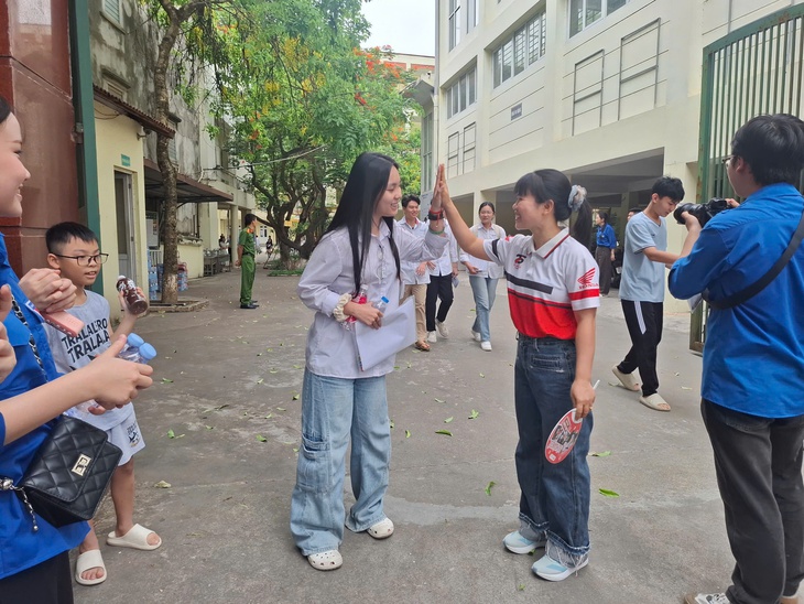 Không phải thi tốt nghiệp, nam sinh đạt giải Nhất quốc gia môn Sinh học làm băng rôn đến điểm thi cổ vũ sĩ tử - Ảnh 3.