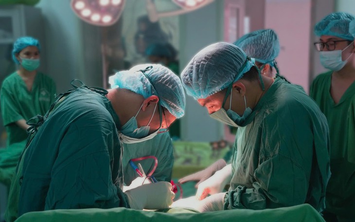 Bóc khối u lớn, giữ lại tử cung cho người phụ nữ mong con  - Ảnh 2.