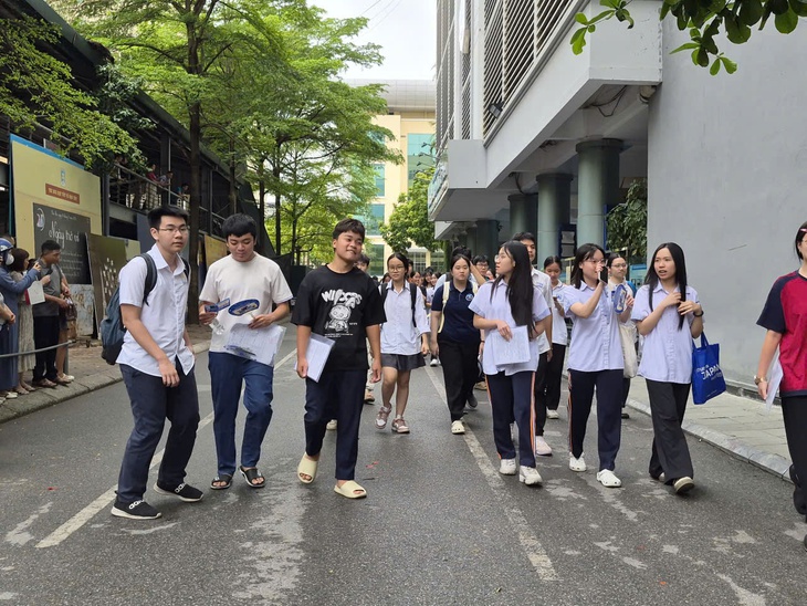 Về đích bài thi cuối Kỳ thi THPT 2026, sĩ tử tự tin chắc suất đại học- Ảnh 4.