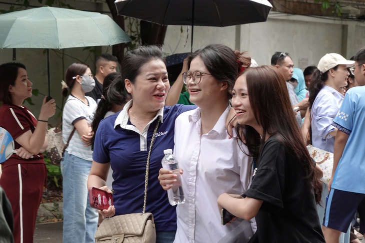 Về đích bài thi cuối Kỳ thi THPT 2026, sĩ tử tự tin chắc suất đại học- Ảnh 8.