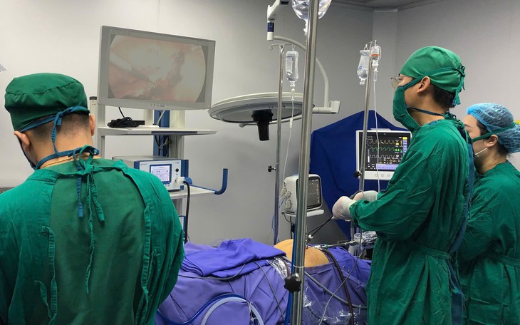 Cứu thành công nữ du khách sốc mất máu vì thai ngoài tử cung vỡ- Ảnh 2.