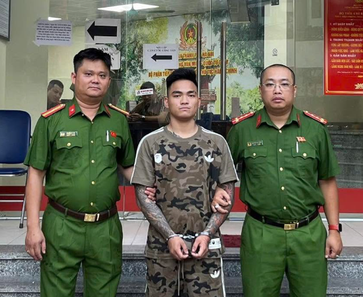 Nam thanh niên vác điếu cày đánh người giữa phố ở Hà Nội bị bắt giữ - Ảnh 1.